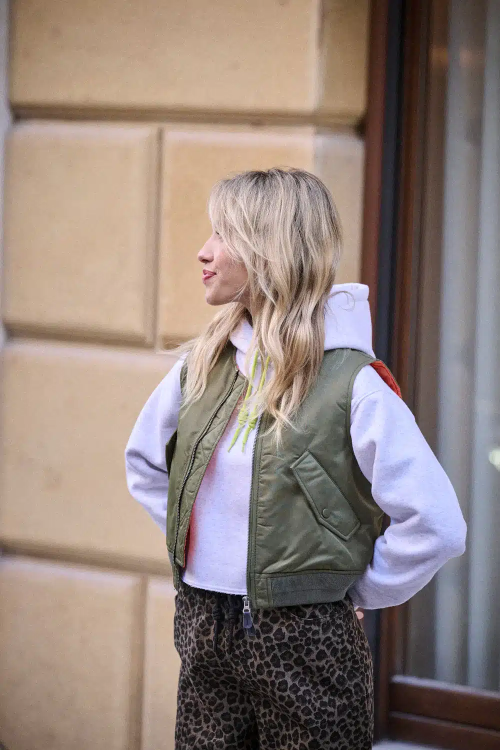 25AH031SWEATNORAGRIS_25AH068VESTEGINGERKAKI5_fb513deb-a561-4c8e-bec8-acce396c9947_1200x