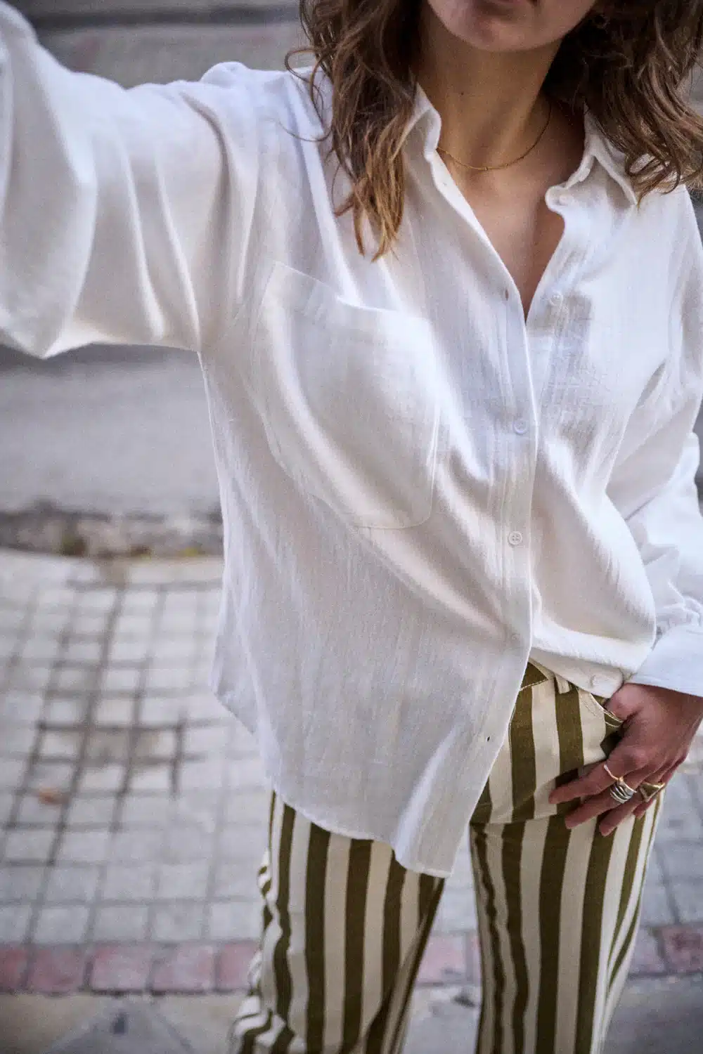 25AH035_2CHEMISECYLIANEBLANC_25AH022PANTALONPEPITARAYURESBOLDBLANCRAYEKAKI1_1200x