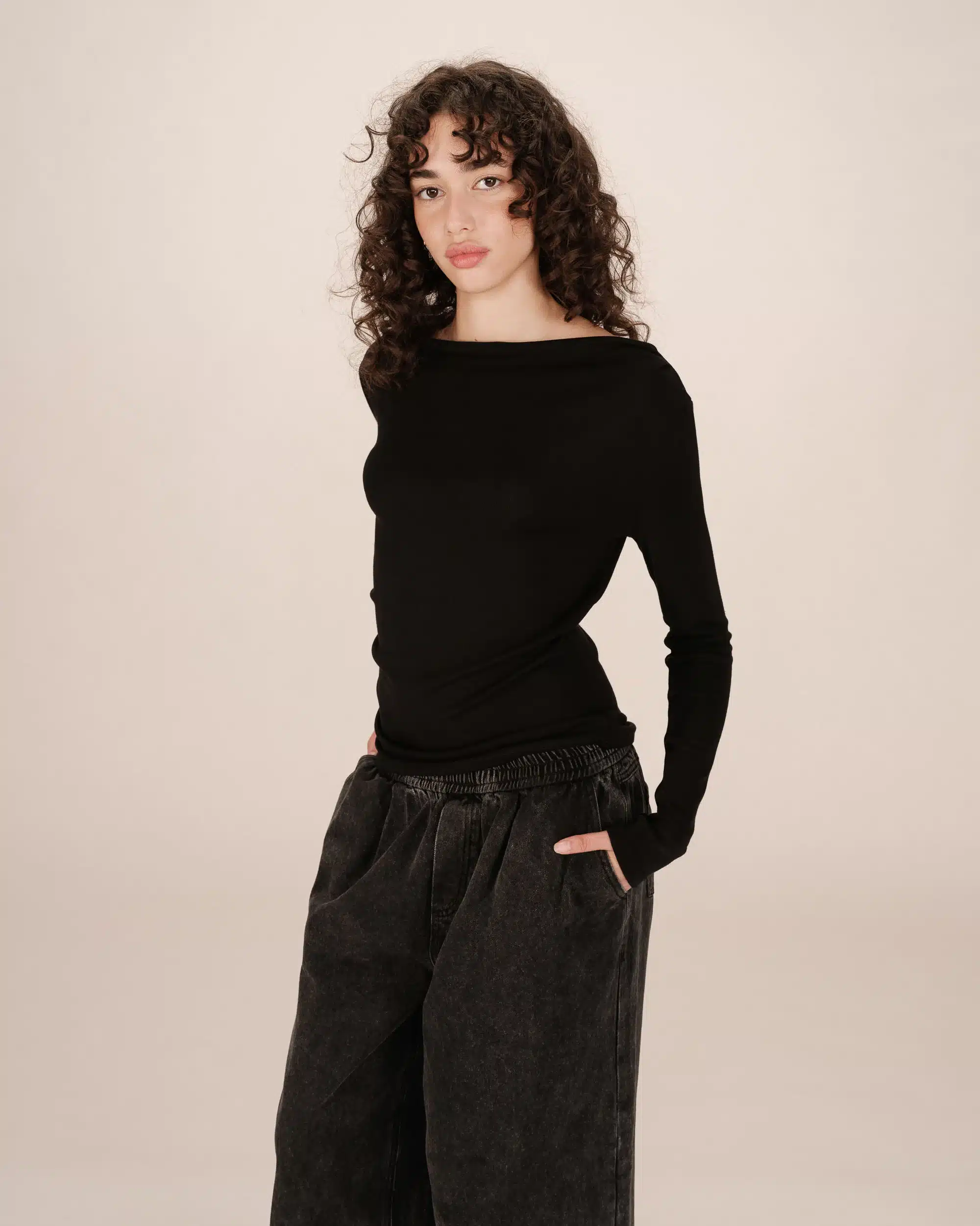 FW2517138-NOIR_b36f056e-955e-4e53-bc45-7a632c2573a7