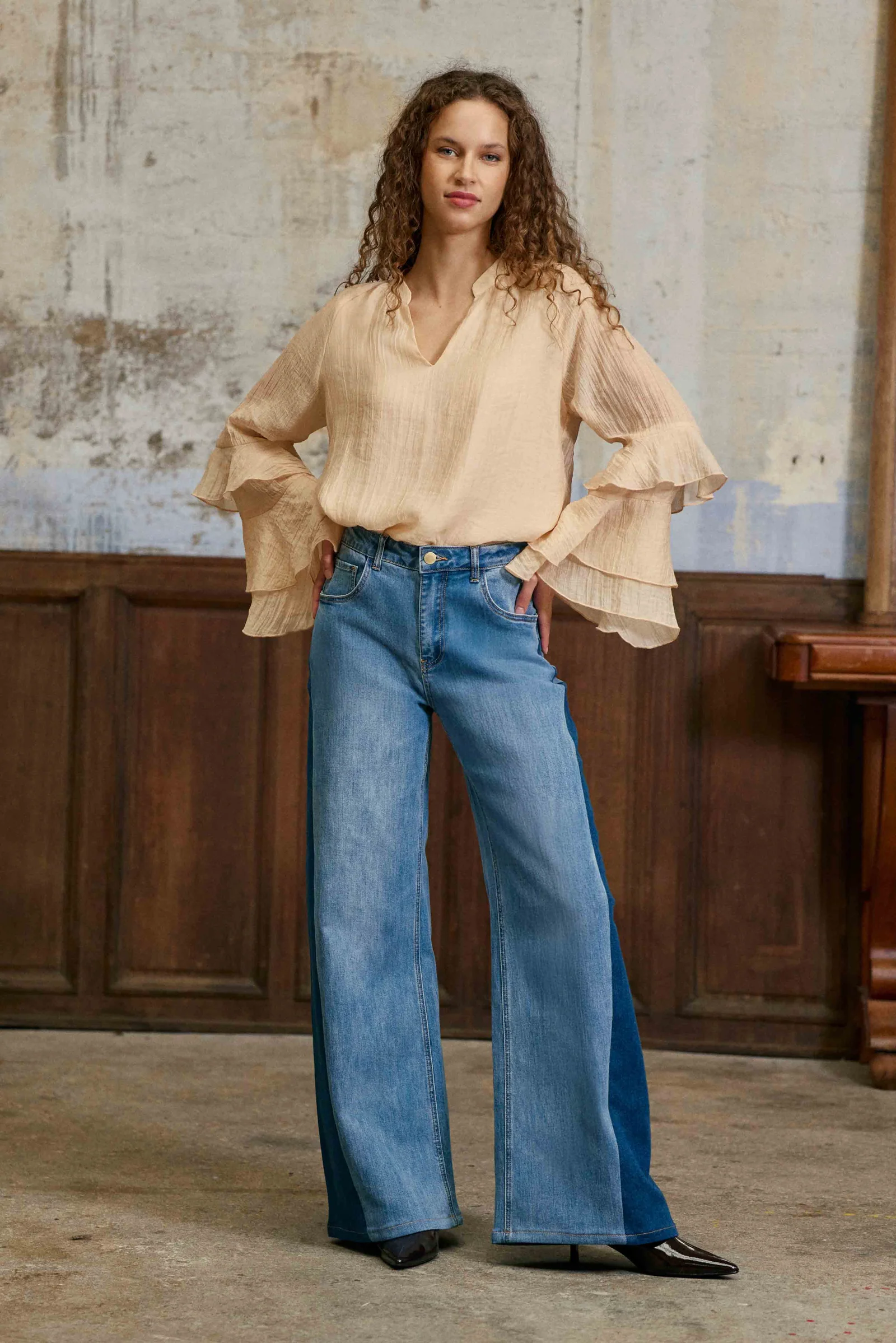 BRIETA-POUDRE-blouse_P7_b5a17e3e-0a38-418c-8371-9bcbcfa9ca7a